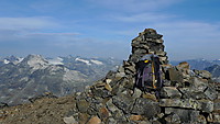 Toppvarden på Mjølkedalstinden. Storebjørn i bakgrunnen