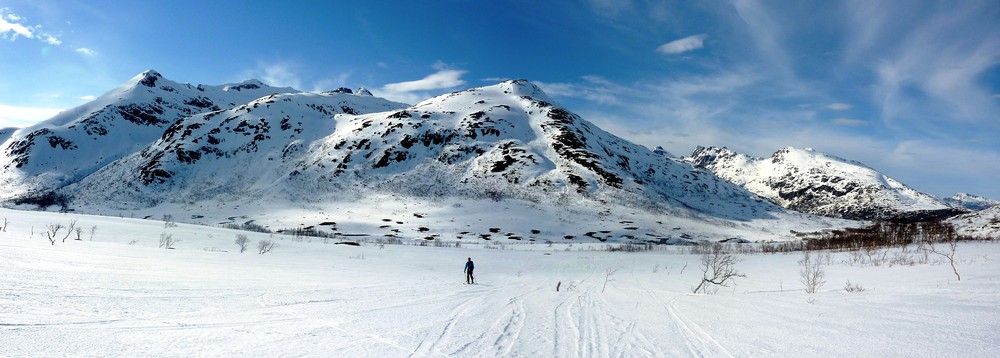 View back towards Christian with Storsteinnestindan i the background