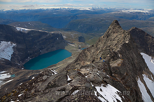 Fra Vetle Skagastølstinden med utsikt nordover ryggen mot Midtre.