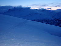 Endelig over skoggrensa! Bak ses Stølsnostind- og Hjelledalstindmassivet. Blåser nok friskt der borte.