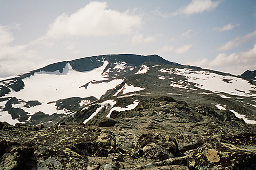 Fra Bukkehåmåren (1910) ser man den videre ruta over Kvassryggen (2071) til Høgdebrotet (2226). Returen la vi over høyde 1958 og Semelhø (1302), før vi nådde bilen ved Valdresflya. 

Denne turen regner jeg for å være startskuddet for min samling av 2000 metere med primærfaktor over 30 meter. 