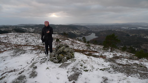 Varden lengst mot SV på Kolhusfjellet. Myrdalavatnet i bakgrunnen