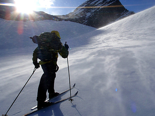 Det blåste friskt på Ringsbreen. Bak ses Austre Ringstind (2002).