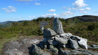 Godt skiltet på Kvamsfjellet. Vassberget skimtes i bakgrunnen mot høyre