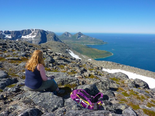 Utsikten mot Ramnafjellet og Tromvika fra toppen. Sørtind, Mellomtind og Tromtind bak Ramnafjellet