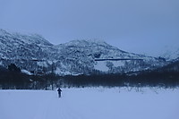 Ørnaberget med snøoverbygg for jernbanen sett fra Kleivane