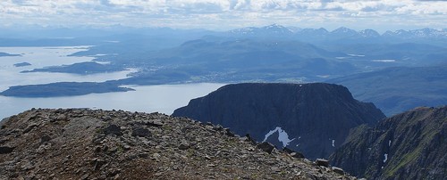 Fra toppen av Storgalten er det flott utsikt innover til Harstad.