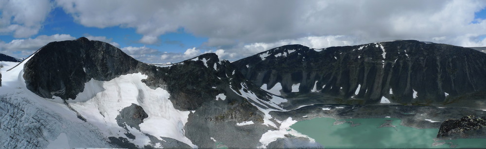 Panorama fra Grotbreahesten. Fra venstre Trollstein-Rundhøe, Svartholshøe, Gråhøe og Søre Trollsteinhøe