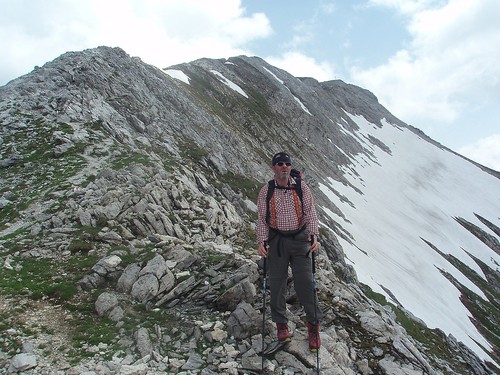 På vei opp eggen. Peter kikker på 3k-topper, eller var det kanskje værforandringer han sjekker? De er oppmerksomme på tordenvær her i Alpene.