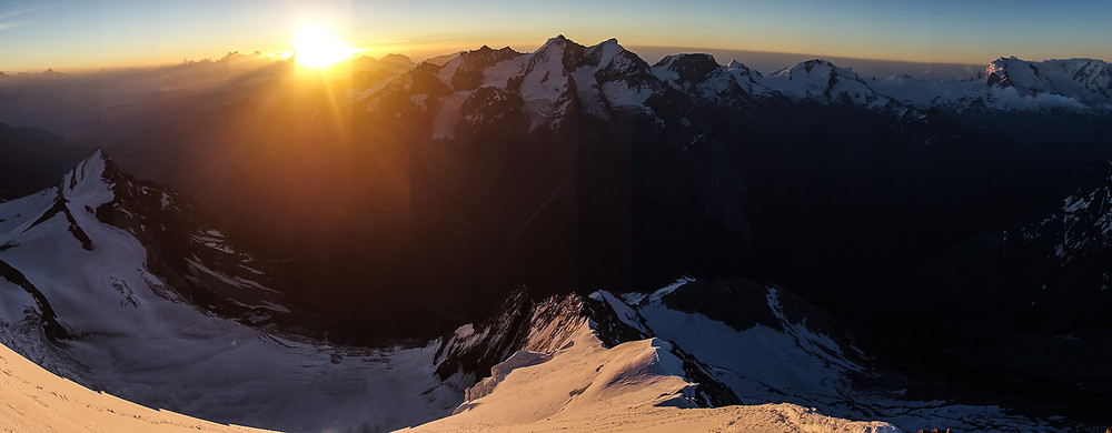 Soloppgang på vei opp siste snøflanken til Weisshorn.