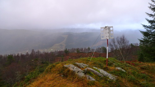 Trig-merket på Bjørgafjell. Utsikt nordover mot Djupedalseggene