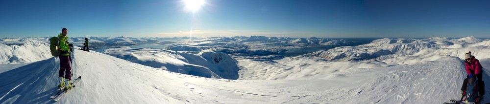 Panoramabilde fra toppen av Breitinden med Aline til venstre og Kristin til høyre siden