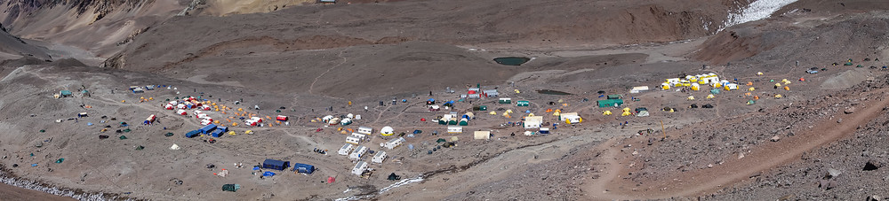 Basecamp Plaza de Mulas sett fra oven.