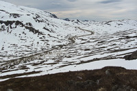 Jeg vinner stigning og får utsyn over fjellovergangen på Kaperfjellet.