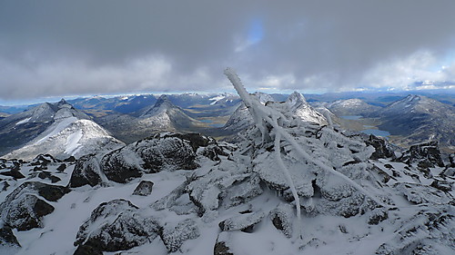 Snøskulptur-varden på Store Rauddalstinden. I bakgrunnen fra venstre Austre Rauddalstinden, Skardalstinden og Rauddalseggje