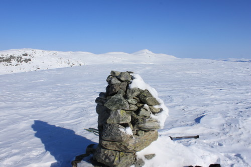 Toppvarden på Stryteberg (1310 moh). Skaget (1685 moh) i bakgrunnen.