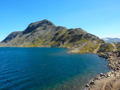 Besseggen og Veslfjellet sett fra bandet.