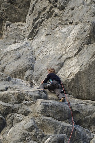 Sondre klatrer Whiskeykongen (6+) på Beachen.