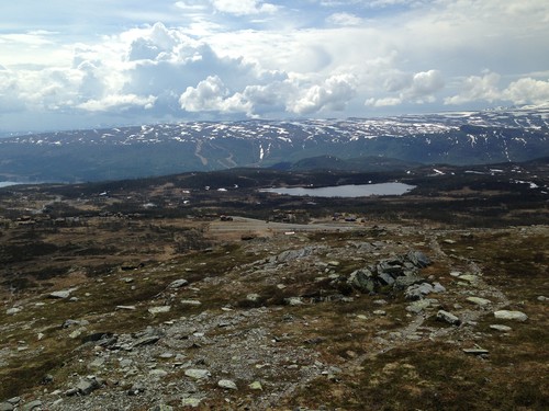 Utsikt sydvestover fra Grønekinnkampen mot Slettefjell, Raudalen Alpinsenter og Beitotjernet.