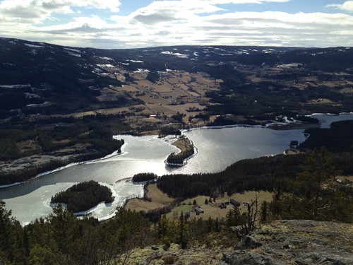 Flott utsikt fra Vardeberget (780 moh) sydvestover og ned til Dokkafjorden (308 moh), Valdres Golf og Vestringsbygdi.