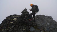 Knut i "GPS-posisjon" på Midtre Knutsholstinden