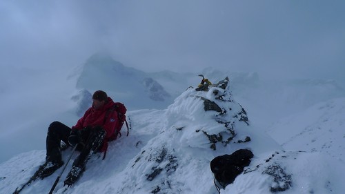 Godt med en stopp når første mål er nådd. Jan på V3 med Midtre Hellstugutind og  "hesteflokken" i bakgrunnen. Foto: Knut S. Andersen