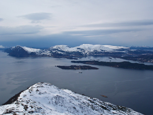 Mot Gurskøya og havet.