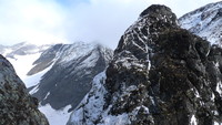 Søre Knutsholstind sett fra nord (oppstigningen mot Vetle). Austre Leirungstinden til venstre i bakgrunnen