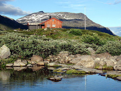 Galdebergtinden bak ei hytte på Eidsbugarden.