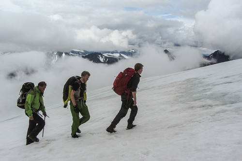 Rusling langs snøfonna opp til Nordtoppen på Kebnekaise.