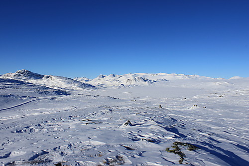 Fantastisk panoramautsikt fra Olefjellet med lite februarsnø. Bitihorn (1607 m.o.h.) til venstre, Gjendealpene i midten og Besshøe (2258 m.o.h.) bak til høyre.