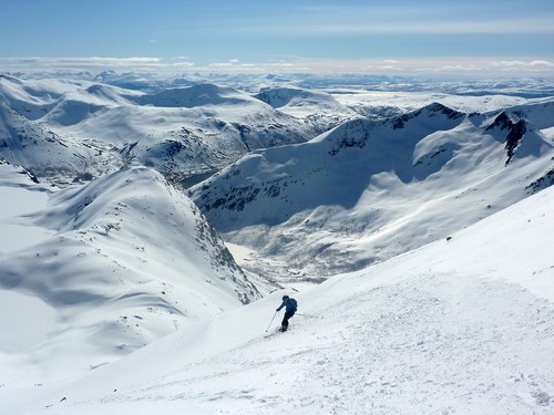 Noen som hadde begynt nedkjøring fra skidepot et lite stykk under skitoppen