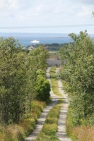 Litt idyll på tilbaketuren, og i bakgrunnen den overprise de ferga som trafikkerer Mortavika- Arsvågen