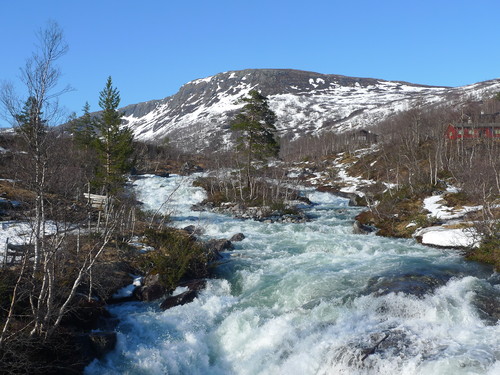 Vårflom i Ljosanåni. Ljosandberget i bakgrunnen