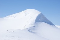 Midtre Holåtinden sett bra bandet mot Austre.