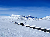 Endelig er Valdresflya åpen! Bak ser vi innover Leirungsdalen med Rasletinden, Munken, Leirungskampen og Kvitskardtinden ruvende rundt.