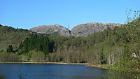 Fra sørsiden av Dyngelandsvatnet mot Flåfjellet til venstre for skaret der vi gikk opp, Stordalsfjellet til høyre.