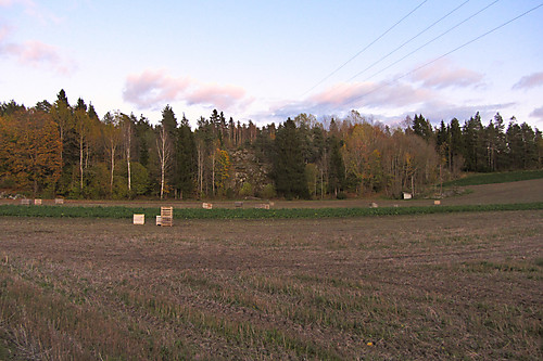 Tulletoppen ligger bak åkeren et sted.