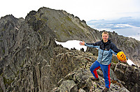 Sondre på Mohns topp med Randers topp i bakgrunnen.