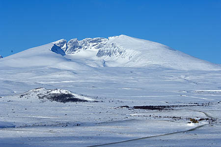 Snøhetta i vinterdrakt - sett fra E6.