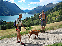 Halvor, Maja og Bjørn-Even i bakkene opp mot Ångelsvatnet. Oppstrynvatnet i bakgrunnen.