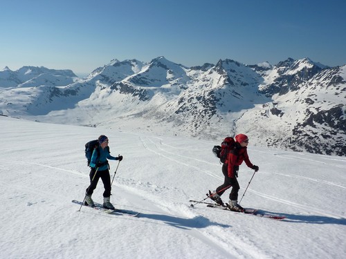 Kamila og Ilona på siste biten til toppen, Middagstinden, Mellomtinden, Skitntinden og Storsteinnestinden i bakgrunnen