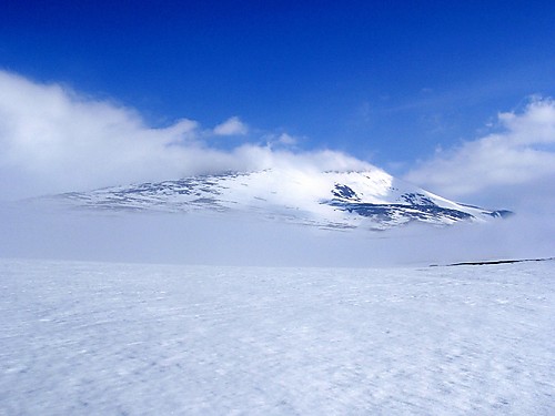 Storivilen (2068) kommer til syne, med tåke på toppen...