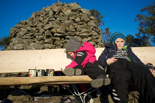 Slapper av i solen mens nudler og rett i koppen godgjør seg