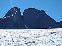 Morten labber i vei innover Maradalsbreen. Bak tårner ekteparet Mannen og Kjerringa med sine imponerende profiler.