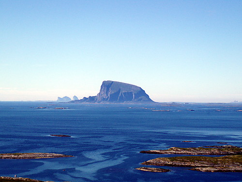 Lovund og Træna sett fra Dønnesfjellet.