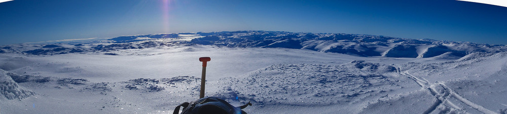 Panoramabilde mot sør/vest. Helt til venstre ser vi litt av Reineskarvet, deretter Gaustatoppen, Hallingskarvet og resterende deler av Skarvheimen samt Aurlandsfjella.