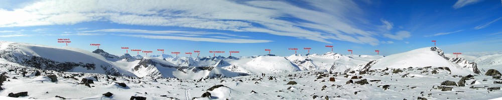 Panorama sør/vest/nord fra Nord for St. Memurutinden vesttoppen. OBS!: Veobreahesten er satt litt feil.