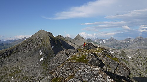 Hovedtoppen og videre innover mot Nonstinden, Middagstinden og Småtindan.