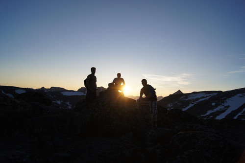 På toppen av Nørdre Kalvehølotinden i solnedgangen